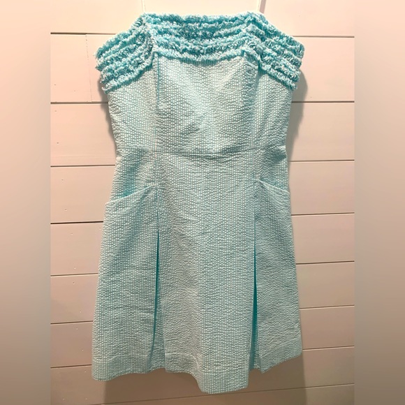 Lilly Pulitzer Dresses & Skirts - Lilly Pulitzer, size 8 strapless seersucker dress with pockets.